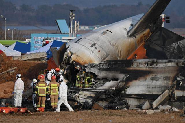 29일 181명이 탑승한 태국 방콕발 제주항공 7C2216편 항공기가 전남 무안국제공항에서 랜딩기어 고장으로 착륙 도중 공항 외벽과 충돌해 폭발사고가 발생한 가운데 소방당국이 사고 수습을 하고 있다. 무안=박시몬 기자