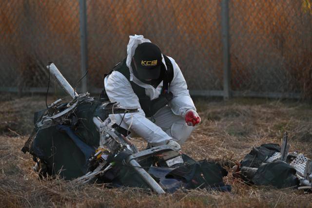 29일 181명이 탑승한 태국 방콕발 제주항공 7C2216편 항공기가 전남 무안국제공항에서 랜딩기어 고장으로 착륙 도중 공항 외벽과 충돌해 폭발사고가 발생한 가운데 경찰과학수사단이 사고 수습을 하고 있다. 무안=박시몬 기자