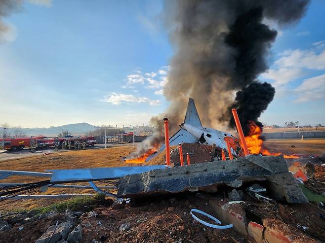 <yonhap photo-0906="">29일 오전 전남 무안군 무안공항에서 승객 175명을 태운 여객기가 추락해 불길이 솟아오르고 있다.연합뉴스</yonhap>