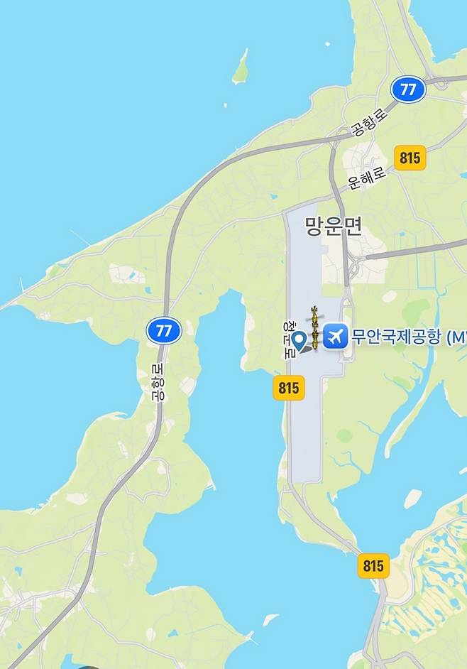 무안국제공항 사고 현장으로 추정되는 장소로 지상차량과 헬기 등이 이동하는 모습이 확인된다. ('Flightradar24' 캡처)