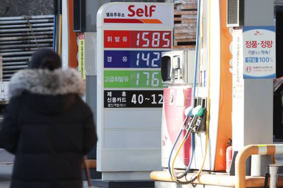 12월 셋째 주(15~19일) 전국 주유소 휘발유 평균 판매가는 직전 주 대비 L당 7원 상승한 1653.2원을 기록했다. 연합뉴스