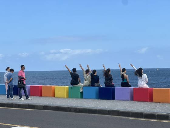 지난 가을 제주시 도두1동 무지개해안도로를 찾은 중국인 관광객들이 바다를 배경으로 기념사진을 찍고 있다. 최충일 기자