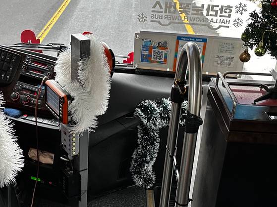 현금 대신 모바일 QR코드를 활용한 결제가 가능한 제주도내 버스안의 요금대. 최충일 기자