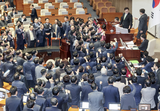 우원식 국회의장이 27일 국회 본회의에서 국무총리(한덕수) 탄핵소추안 의결을 앞두고 "국무총리 한덕수 탄핵안은 제적 과반수 찬성"이라는 말에 국민의힘 의원들이 항의하고 있다. 김성룡 기자