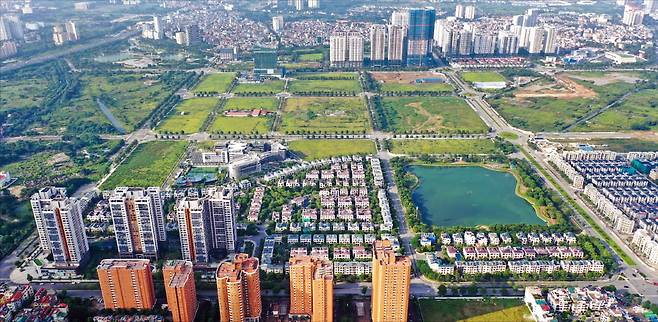 대우건설은 베트남 수도 하노이에 K신도시인 스타레이크시티를 조성 중이다. 1단계 주거 시설은 입주가 끝났다. 2단계 사업은 고층 주거복합건물 K8HH1 등 일부 시설이 들어서며 지난달 착공했다. 남은 부지에 호텔, 마트, 업무시설 등이 들어설 예정이다.  대우건설 제공