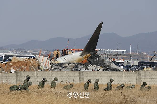 29일 전남 무안군 무안국제공항에서 발생한 제주항공 여객기 충돌 폭발 사고 현장에서 군 장병들이 사고 현장을 수색하고 있다. 무안/문재원 기자