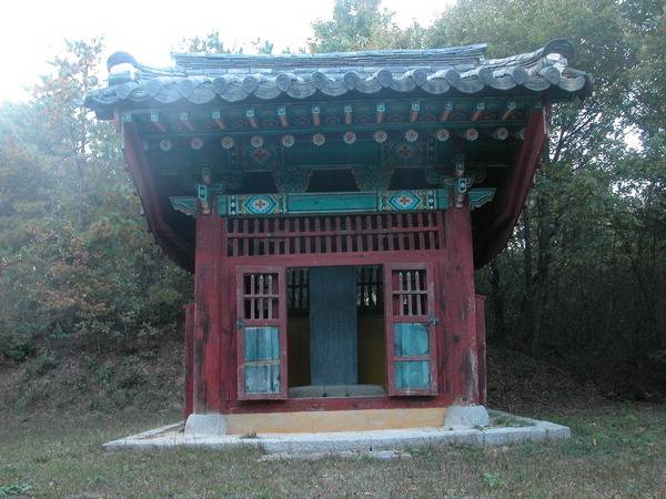 경기도 안성시 미양면 구수리 홍계남 장군 고루비(古壘碑). 안성은 홍계남 장군의 고향이며, 고루비가 선 곳은 그가 임진왜란 때 싸웠던 곳 근처다.   안성시 홈페이지