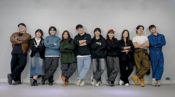 지난달 창단한 극단 ‘문득’의 단원들. 단원 모두 부산지역 20대 청년들로 구성된 이들은 다음달 4일 창단 첫 공연 ‘문득, 멈춰서서 이야기하다’를 공간소극장 무대에서 선보인다.   극단 문득 제공