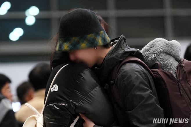 29일 전남 무안국제공항에서 제주항공 여객기 추락 사고 유가족들이 서로 껴안고 눈물을 흘리고 있다.