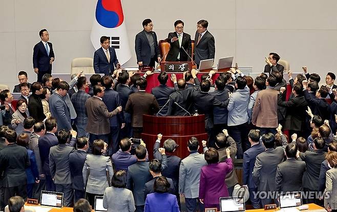 우원식 국회의장이 27일 오후 국회 본회의에서 한덕수 국무총리 탄핵소추안 가결 의결정족수에 대한 설명(재적의원 과반수 찬성)을 하자 국민의힘 권성동 당 대표 권한대행 겸 원내대표를 비롯한 의원들이 항의하고 있다. 연합뉴스