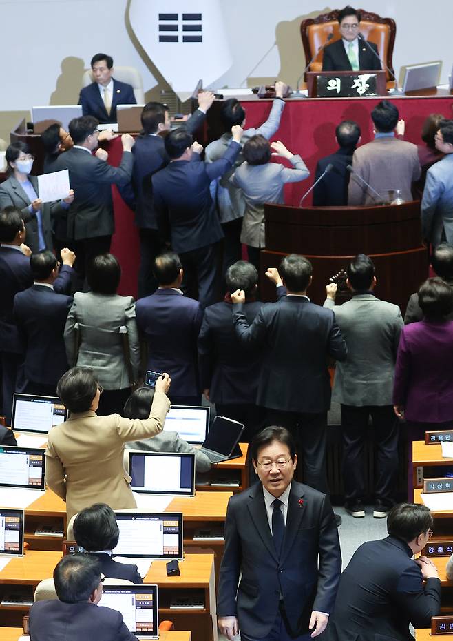 이재명 더불어민주당 대표가 27일 오후 국회 본회의에서 국민의힘 의원들이 우원식 국회의장에게 항의하는 동안 한덕수 대통령 권한대행 국무총리 탄핵소추안에 대해 투표한 뒤 자리로 향하고 있다. 이날 국회는 국민의힘 의원들이 퇴장한 가운데 재석 192명에 전원 찬성으로 한 권한대행에 대한 탄핵소추안을 의결했다. 연합뉴스