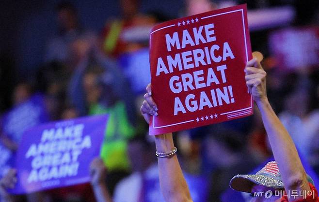 (밀워키 로이터=뉴스1) 김성식 기자 = 1일(현지시간) 미국 위스콘신주(州) 밀워키에서 열린 공화당 대선후보 도널드 트럼프 전 대통령 유세 현장에서 지지자들이 '미국을 다시 위대하게(MAGA)'라고 쓰인 플래카드를 들고 있다. 2024.11.01.   ⓒ 로이터=뉴스1  Copyright (C) 뉴스1. All rights reserved. 무단 전재 및 재배포,  AI학습 이용 금지. /사진=(밀워키 로이터=뉴스1) 김성식 기자