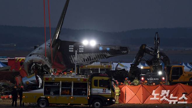 무안 제주항공 참사가 발생한 29일 무안국제공항 사고현장에서 소방대원들이 수습작업을 하고 있다. 황진환 기자