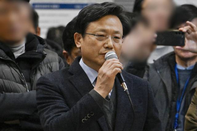 ▲김이배 제주항공 대표이사가 29일 전남 무안군 무안국제공항에서 유가족들을 만나 사과하고 있다. ⓒ연합뉴스