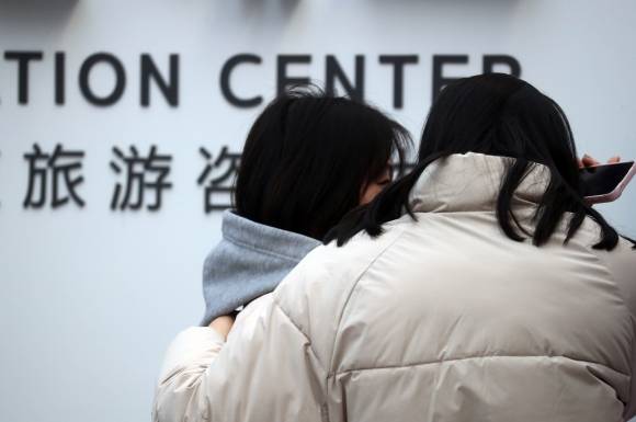 슬픔 나누는 가족들 - 29일 전남 무안군 무안국제공항에서 탑승자 가족들이 소방 당국의 사망자 명단 발표를 듣고 있다. 2024.12.29 연합뉴스