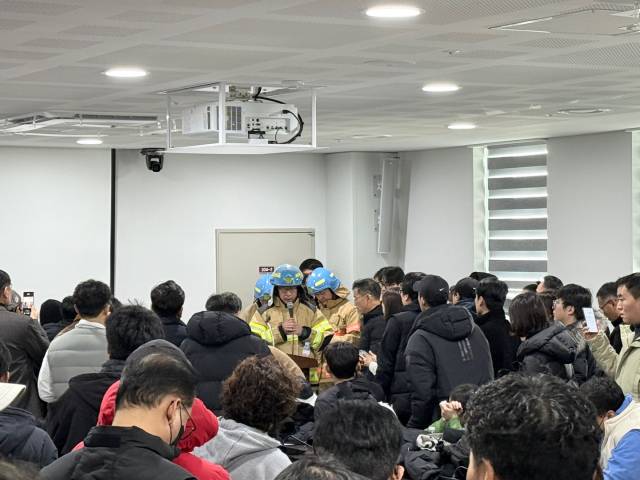 29일 무안국제공항 청사 3층 한국공항공사 종합상황실에 마련된 유가족 대기실에서 소방당국의 생존자 발표를 들은 뒤 망연자실 하고 있다. 무안=박지훈 기자 jhp9900@sedaily.com