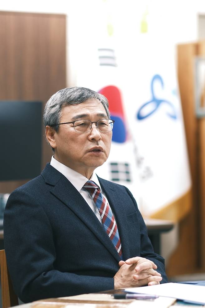 인터뷰 중인 정근식 서울시교육감 (서울=연합뉴스) 류효림 기자 = 정근식 서울시교육감이 지난 24일 서울시교육청에서 연합뉴스와 인터뷰하고 있다. 2024.12.29 ryousanta@yna.co.kr