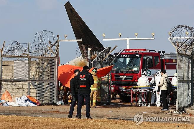 무안공항 항공기 사고 현장 (무안=연합뉴스) 서대연 기자 = 29일 오후 전남 무안군 무안국제공항에서 발생한 항공기 충돌 폭발 사고 현장에서 소방대원, 구급대원들이 구조작업을 펼치고 있다. 2024.12.29 dwise@yna.co.kr
