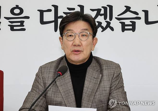 '무안 제주항공 참사' 관련 긴급회의 소집한 권성동 권한대행 (서울=연합뉴스) 김주형 기자 = 국민의힘 권성동 대표 권한대행 겸 원내대표(가운데)가 29일 오후 국회에서 전남 무안공항 여객기 사고와 관련해 행정안전위원회와 국토교통위원회 등 관련 상임위 소속 의원들과 긴급회의를 열고 수습방안 등 논의 결과를 설명하고 있다. 2024.12.29 kjhpress@yna.co.kr