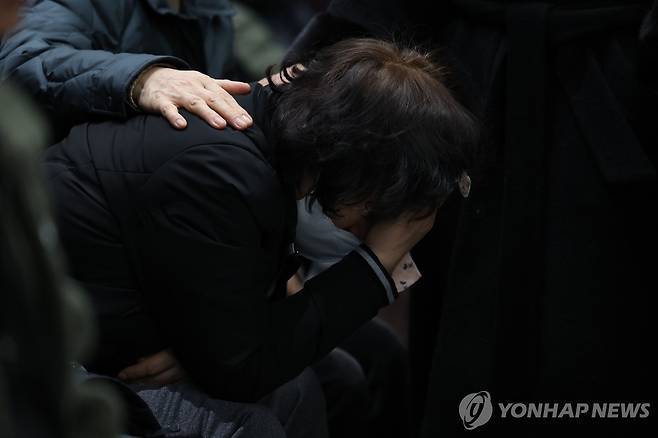 오열하는 유가족 (무안=연합뉴스) 이진욱 기자 = 29일 오후 전남 무안군 무안국제공항에서 제주항공 여객기 폭발사고 유가족이 오열하고 있다. 2024.12.29 cityboy@yna.co.kr