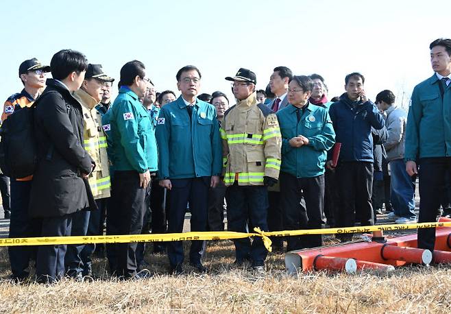 최상목 대통령 권한대행이 지난 29일 오후 전남 무안국제공항 제주항공 여객기 사고 현장을 둘러보고 있다.(사진=연합뉴스)