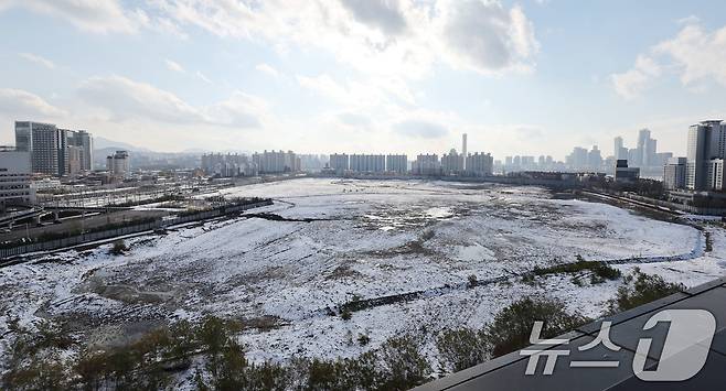 서울 용산국제업무지구 개발이 본격화한다. 28일 서울시가 용산 철도정비창 부지 일대 개발계획을 고시한 가운데, 국토교통부와 서울시, 코레일, SH가 공동협약을 체결했다. 국제업무지구 내에 100층 높이 초고층 랜드마크가 들어서고 국제업무지구에서 노들섬, 노량진으로 이어지는 보행교가 신설되는 등 이 일대에 총 5개 랜드마크가 조성될 예정이다. 내년말 부지 조성공사를 시작해 이르면 오는 2030년 기업·주민 입주를 시작한다. 사진은 용산국제업무지구 개발부지. 2024.11.28/뉴스1 ⓒ News1 박지혜 기자