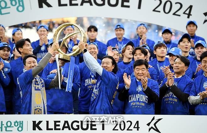 HD현대 정기선 수석부회장이 지난달 23일 울산 문수축구경기장에서 열린 K리그1 우승 시상식에서 김판곤 감독과 우승트로피를 들고 환호하고 있다. 울산 | 최승섭기자 thunder@sportsseoul.com