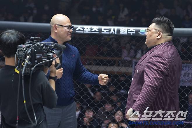 영화배우 금광산과 '야쿠자 파이터' 김재훈의 복싱룰 매치가 성사돼 둘이 서로 마주보고 페이스오프를 했다. 사진제공=로드FC