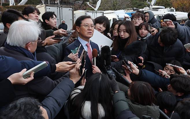 윤석열 대통령 측 대리인인 윤갑근 변호사가 지난 27일 서울 종로구 헌법재판소 소심판정에서 열린 윤석열 대통령 탄핵 심판 첫 변론준비기일에 출석 한 뒤 취재진의 질문에 답하고 있다. /뉴스1