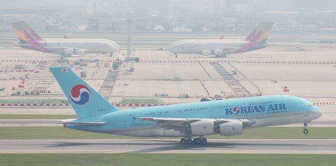 대한항공 A380 여객기가 인천국제공항을 이륙하고 있다. /연합뉴스