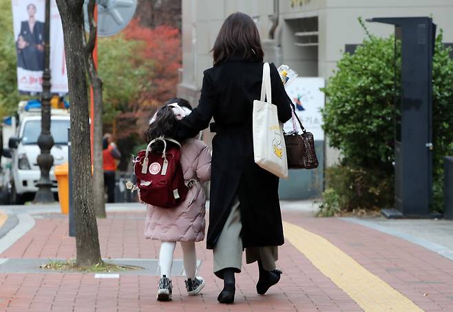 한 엄마와 아이가 서울시내 한 직장어린이집으로 향하고 있다. / 뉴스1