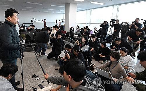 박한신 무안공항 제주항공 여객기참사 유가족협의회 대표가 30일 오후 전남 무안군 무안국제공항에서 기자회견 하고 있다. 연합뉴스