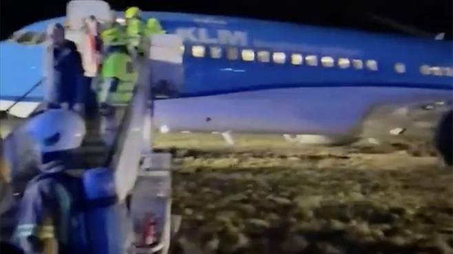 지난 28일(현지 시각) 네덜란드에서 '보잉 737-800'이 동체 착륙한 뒤 승객들이 내리고 있다. 사진=안돌루 통신 캡처