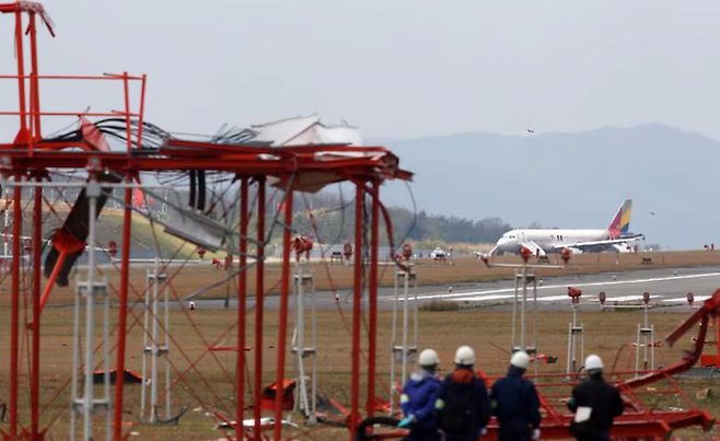 image.png 무안공항 (로컬라이저 안테나) 콘크리트 둔덕 관련 이슈를 정리하여 올립니다(+자세한 분석)