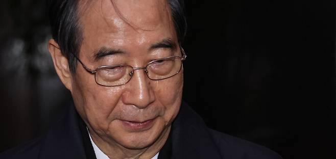 한덕수 국무총리가 27일 오후 국회의 탄핵소추 의결 뒤 서울 종로구 정부서울청사를 나서고 있다. 연합뉴스