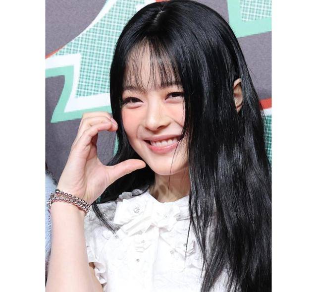 그룹 뉴진스 하니가 공항에서 벌어진 극성팬들의 돌발 행동에 눈물을 흘린 가운데, 심경을 밝히며 팬들의 마음을 달랬다. 뉴스1