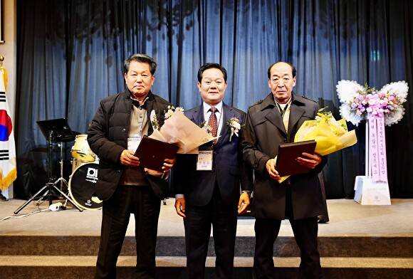 지난 23일 용인특례시 전북특별지치도민회 정기총회 및 송년의 밤 행사에서 부회장단 감사패 전달 후 기념 촬영을 하고 있다. [사진=용인특례시 전북특별지치도민회]