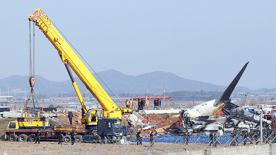29일 전남 무안국제공항 제주항공 여객기 사고 현장에 크레인이 놓여 있다. 김경록 기자