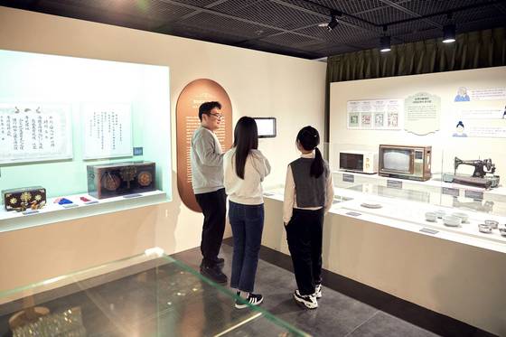 강성신(맨 왼쪽) 학예연구사가 소중 학생기자단에게 광복 이후 약 80여 년 간 서울 시민의 결혼문화가 어떤 변화가 있었는지 설명했다.