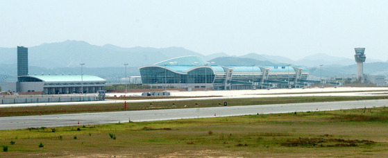 건설 당시 무안공항 활주로. 중앙포토