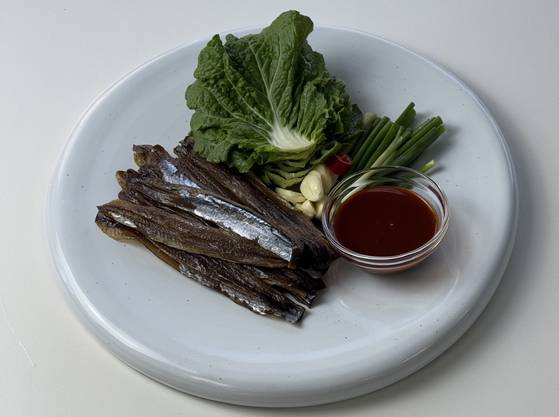 찬 바람에 말려 만드는 과메기는 쫄깃한 식감을 즐길 수 있는데다 단백질화 불포화 지방산 등 영양이 풍부해 겨울철 인기다. 사진 이정웅