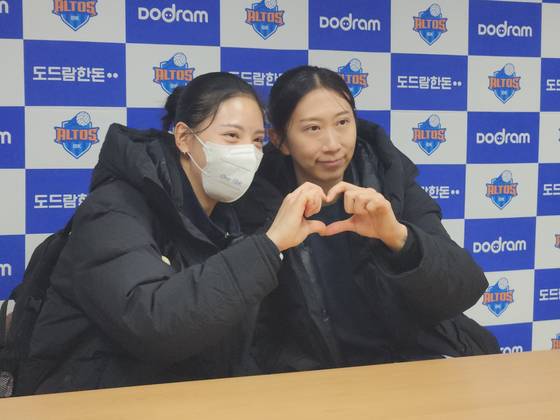 27일 도로공사전 승리를 이끈 IBK기업은행 육서영(왼쪽)과 천신통. 화성=김효경 기자