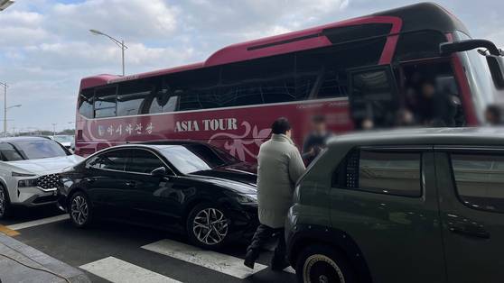 30일 오전 전남 무안공항에서 희생자 유가족들이 시신을 확인하기 위해 격납고로 향하는 버스를 타고 있다. 장서윤 기자