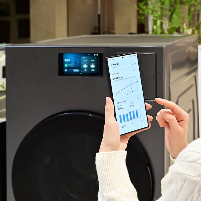 스마트싱스로 '비스포크 AI 콤보'의 에너지 사용량을 확인하고 있다. 사진=삼성전자 제공