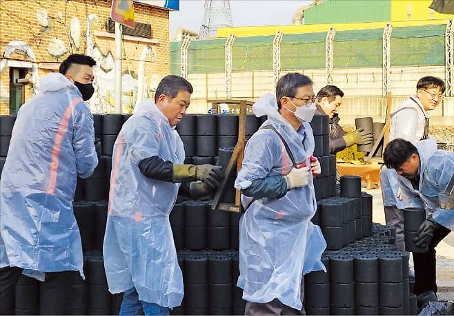 건축자재 전문기업 이건 임직원이 사랑의 연탄배달 봉사활동을 하고 있다.  이건홀딩스 제공