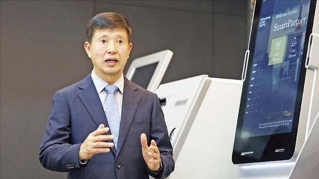 신승영 에이텍 대표가 경기 성남시 판교 본사 쇼룸에서 자사 ATM 기기를 설명하고 있다. /최혁 기자