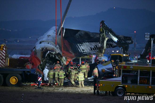 29일 오전 태국을 출발해 무안국제공항에 도착하려던 제주항공 소속 비행기가 랜딩기어가 빠지지 않아 동체착륙을 시도하다 대형폭팔로 이어지면서 승객 179명 전원이 사망하는 대형참사가 발생했다. 사고현장에서 늦은 시간까지 소방대원을 비롯해 관계자들이 시신을 수습하고 있다. 사진=곽경근 대기자