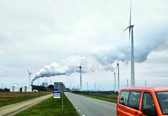 지난 12일 찾은 네덜란드 풍력단지 엠스하벤 항구. 이곳에서 네덜란드 전력의 3분의 1이 생산된다. 사진은 높이 100~132m의 해상풍력발전이 항구단지 곳곳에 설치돼있는 모습.