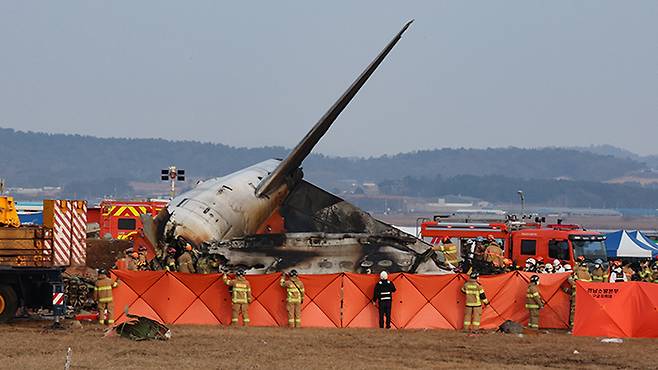 지난 29일 발생한 제주항공 사고는 지방공항이 안전문제에 취약하다는 점을 보여준 가운데, 전국 15개 공항 중 인천, 제주, 김해, 김포공항 등 4곳을 제외한 11개 지방공항들은 만성적인 적자를 기록하고 있다. 전남 무안국제공항에서 소방구급대원이 사고 여객기 내부를 수색하고 있다. [사진 = 연합뉴스]