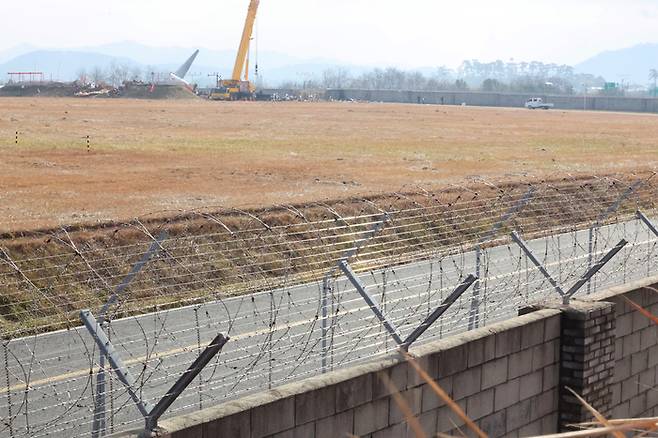제주항공 참사, 무안공항 외곽 콘크리트 담장 [사진 = 연합뉴스]